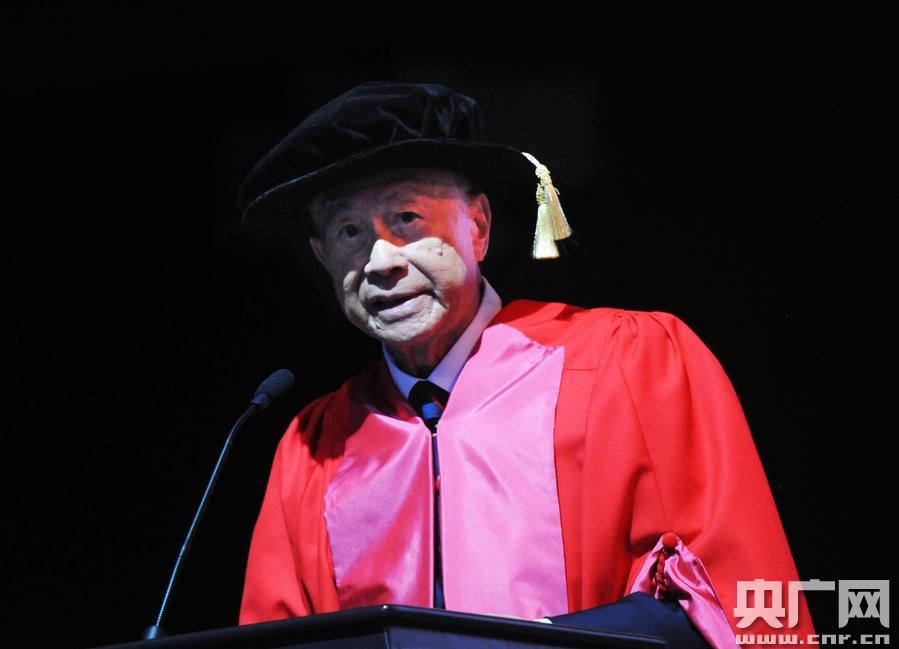 李嘉诚出席汕头大学2016届毕业典礼称“始终是个快乐人”