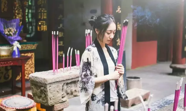 如果你不小心被香火烫了