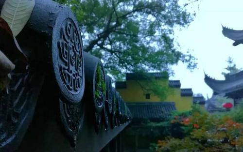 胡雪岩：谁都有雨天没伞的时候！