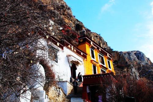 西藏扎叶巴寺:隐秘山洞里的修行灵地 西藏扎叶巴寺:隐秘山洞里的修行灵地