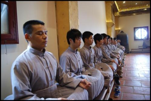 打坐的时候妄想很多 怎么办？