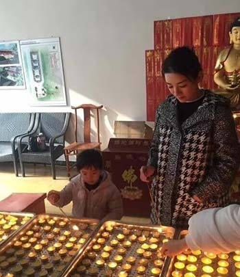 黄奕带女儿赴五台山朝拜 母女共同点灯祈愿 黄奕带女儿赴五台山朝拜 母女共同点灯祈愿