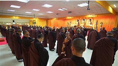 深圳弘法寺三坛大戒第六天:新戒集体随师父学习穿袍搭衣 深圳弘法寺三坛大戒第六天:新戒集体随师父学习穿袍搭衣