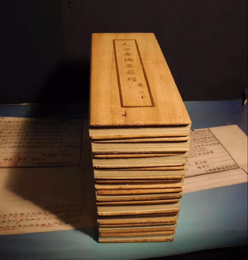 腊月二十九，恭迎华严菩萨圣诞，吉日殊胜请广行善事，无量佛光照耀你！