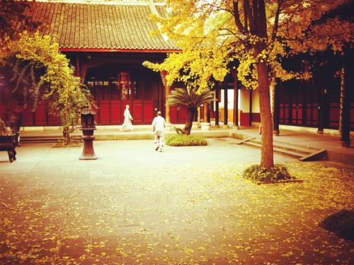 多数人都不知道，进入寺院殿堂先跨哪一只脚？