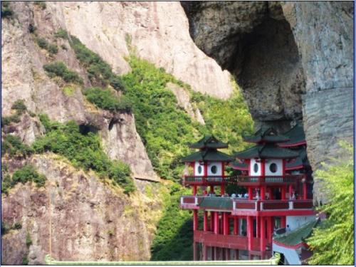 漳州平和县灵通山：登崖壁古寺 赏“千米飞瀑”