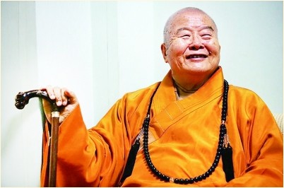 星云大师中风后首度公开亮相 要请大家吃包子